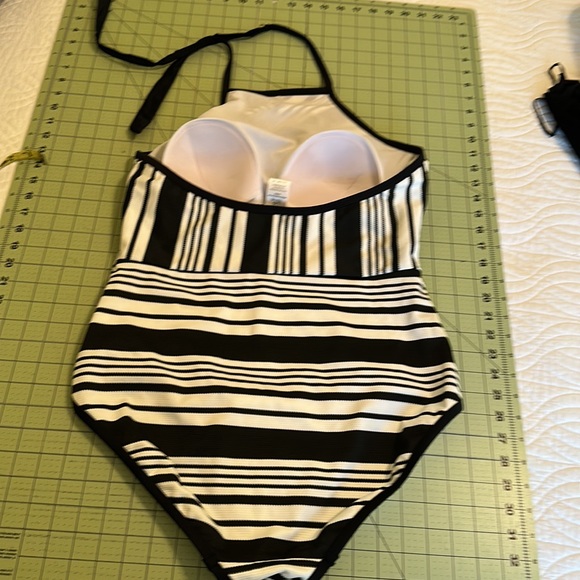Swimsuit - Picture 4 of 6